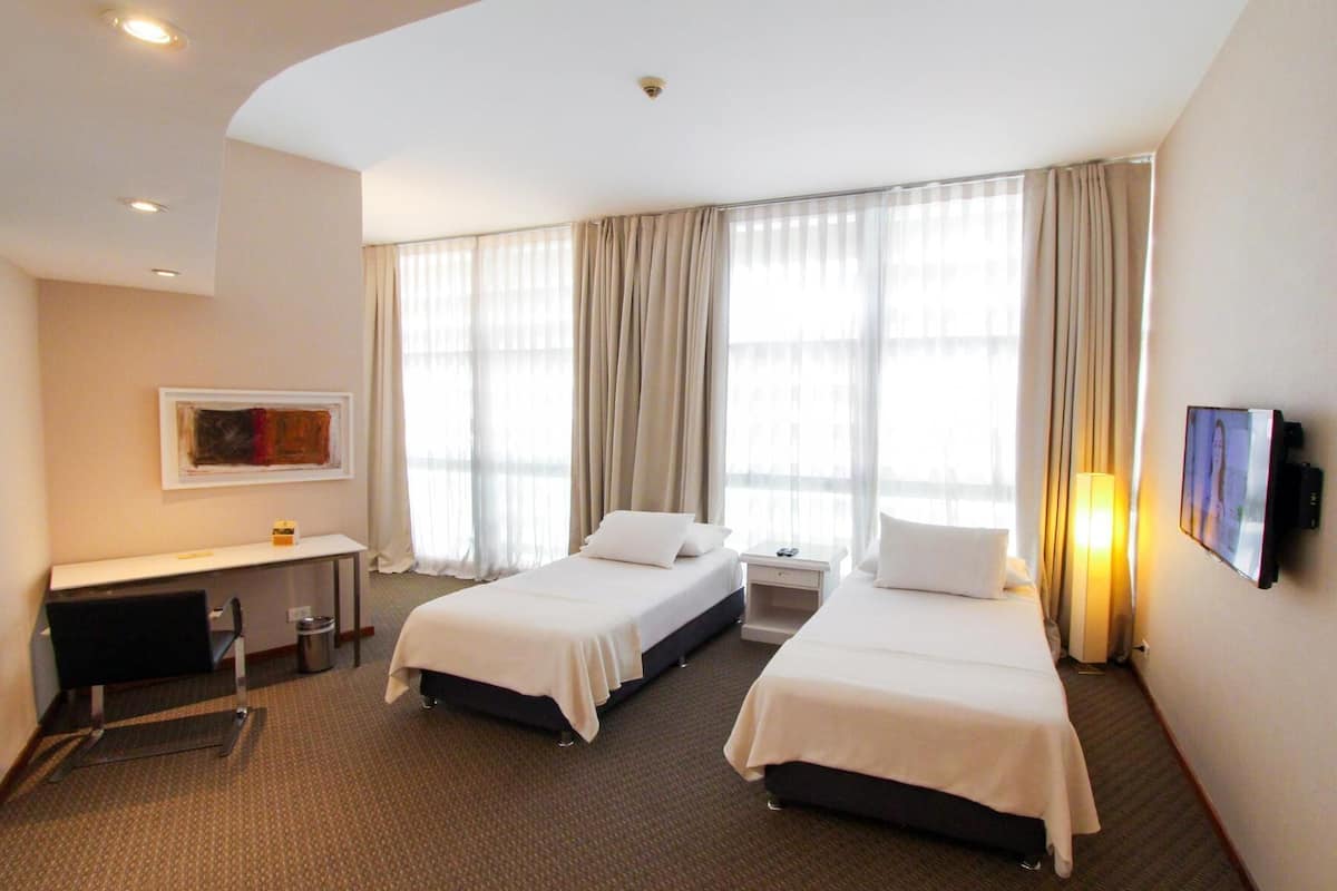 Artículos del minibar gratis y caja de seguridad en la habitación