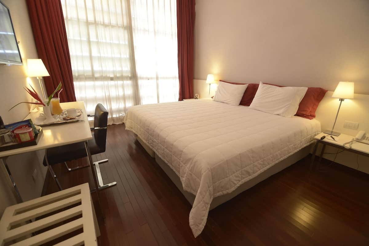 Artículos del minibar gratis y caja de seguridad en la habitación