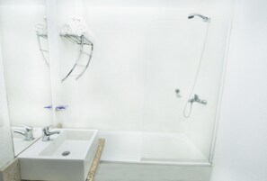 Combined shower/bathtub, rainfall showerhead, free toiletries