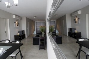 22-inch TV with cable channels - Atenea Apartments & Suites (Buenos Aires)