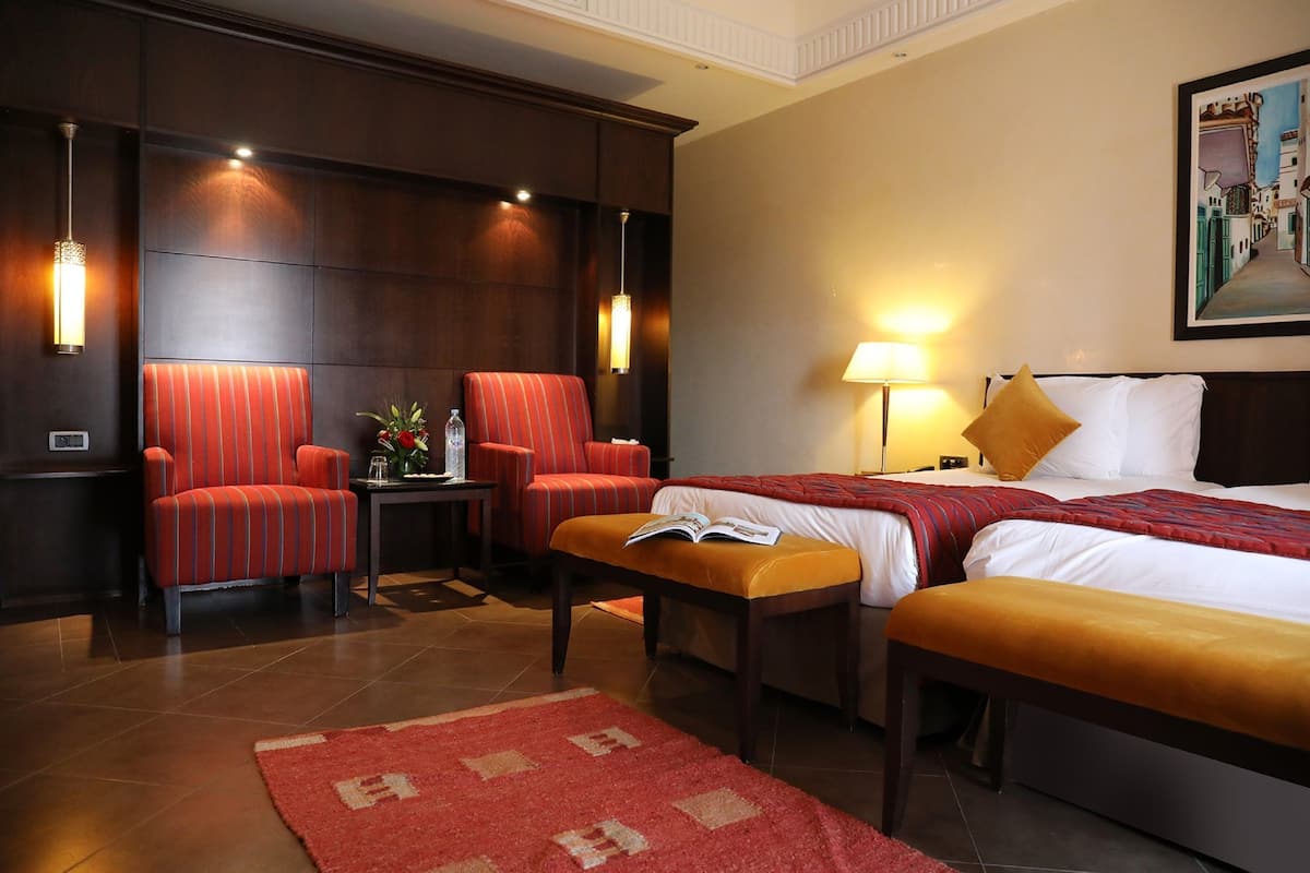 Een minibar, een kluis op de kamer, een bureau, geluiddichte muren