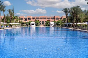 2 buitenzwembaden, parasols voor strand/zwembad