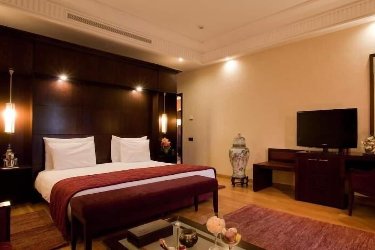 Een minibar, een kluis op de kamer, een bureau, geluiddichte muren