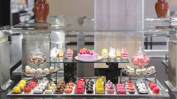 Una vitrina con diversos pasteles y postres.