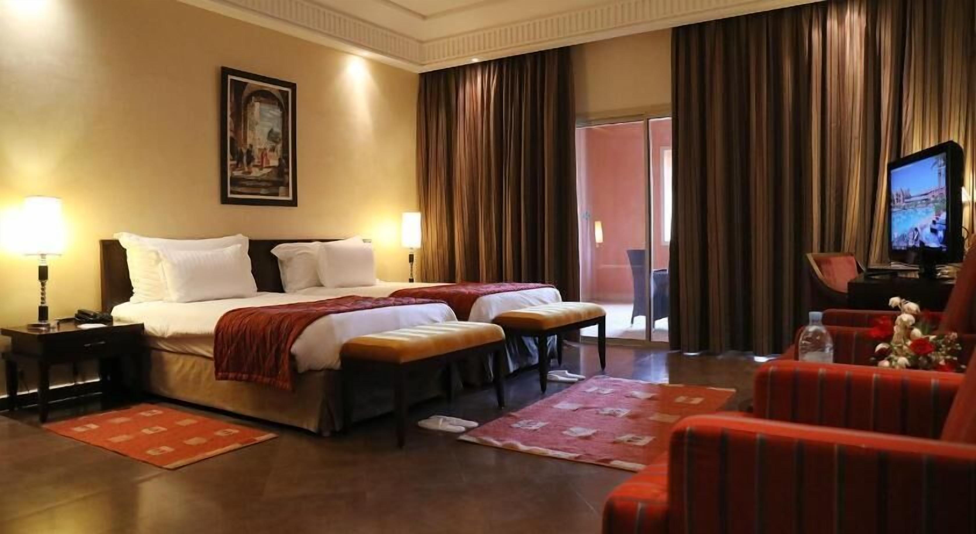 미니바, 객실 내 금고, 책상, 방음 설비