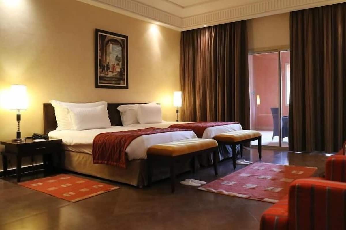 Een minibar, een kluis op de kamer, een bureau, geluiddichte muren