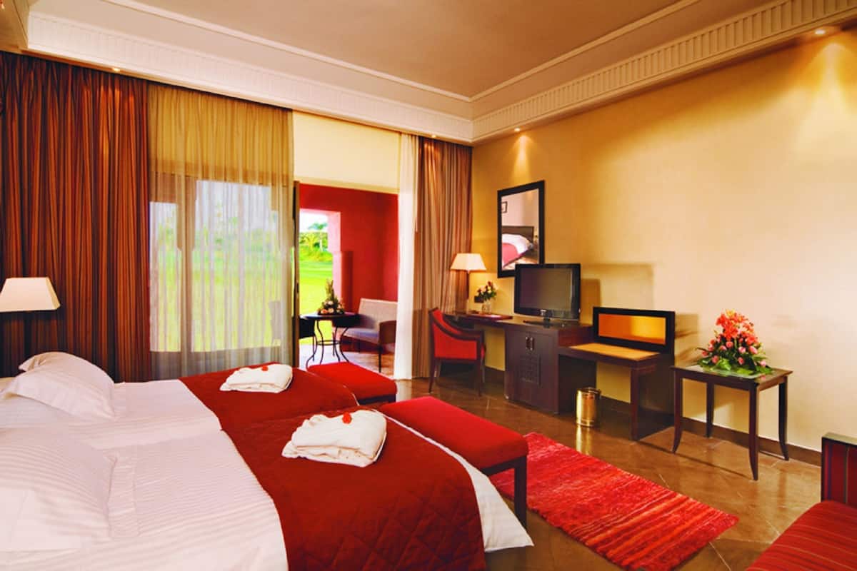 Een minibar, een kluis op de kamer, een bureau, geluiddichte muren