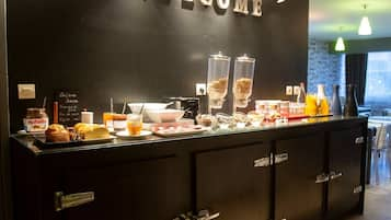 Desayuno buffet diario (EUR 10.50 por persona)