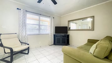 Suíte, 1 quarto (Esmeraldas) | Sala de estar | TV de tela plana 30 polegadas com canais a cabo, smart TV