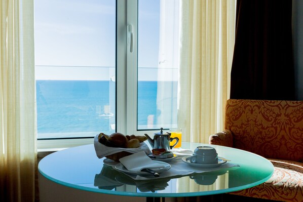 Minibar, Zimmersafe, Schreibtisch, kostenloses WLAN