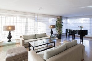 Lobby sitting area - Hotel Quarteirasol (Loulé)