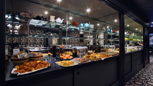 Un bufé con diferentes alimentos y utensilios de cocina.