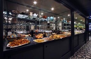 Petit déjeuner buffet servi tous les jours en supplément