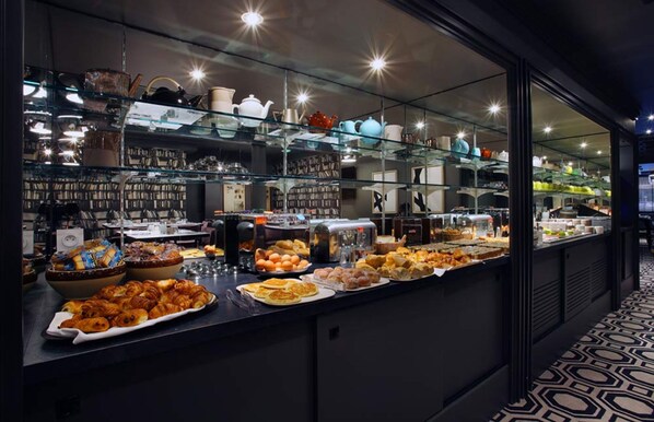 Petit déjeuner buffet (18 EUR par personne)