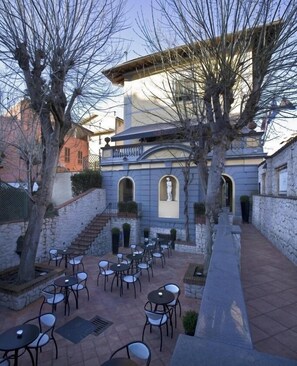 Outdoor dining - Hotel Lido (Florence)