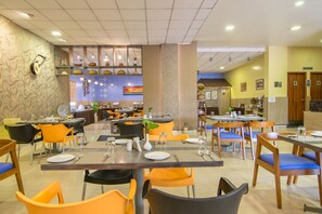2 restaurantes; se sirven desayunos, almuerzos y cenas