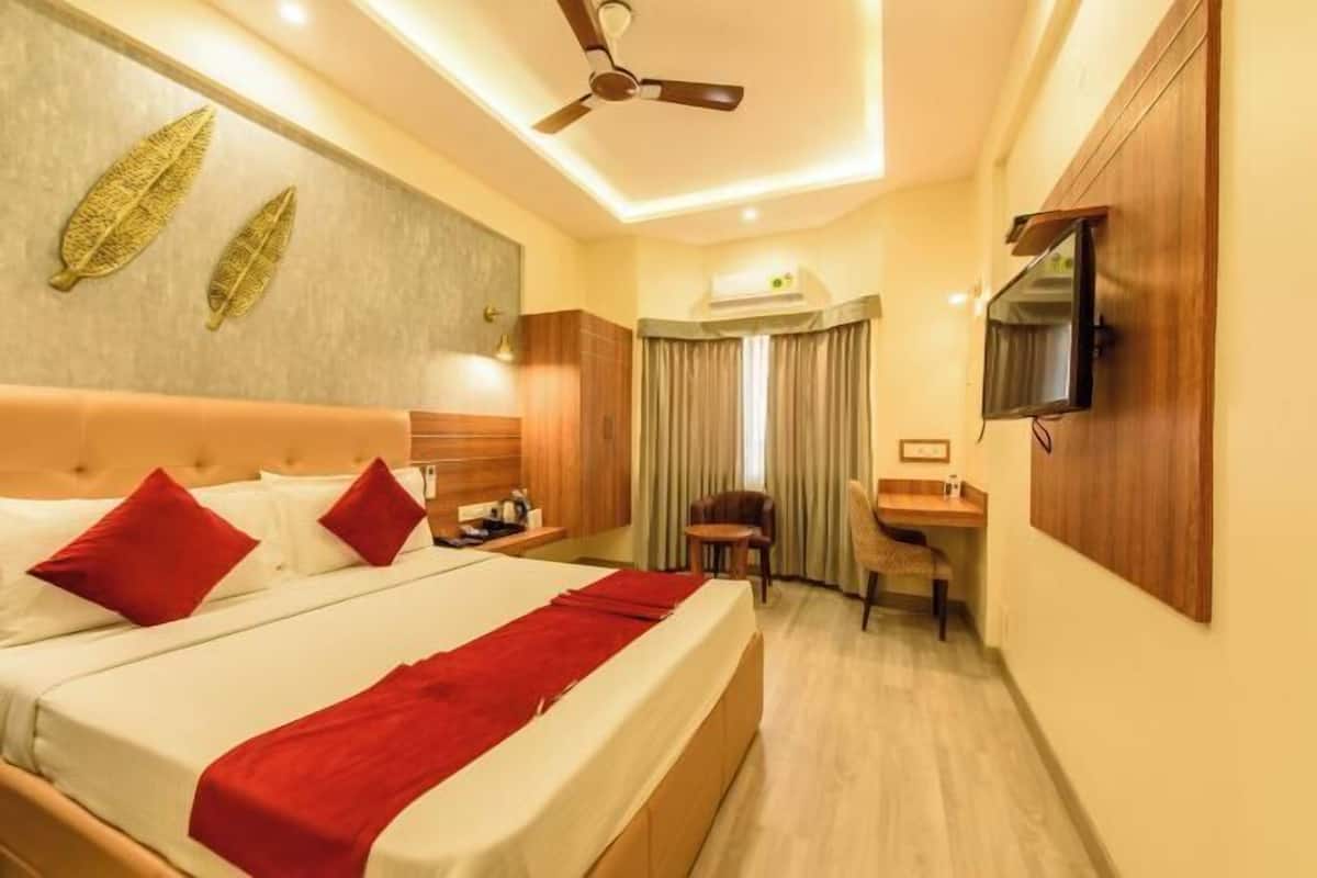 Egyptian cotton sheets, in-room safe, desk, laptop workspace