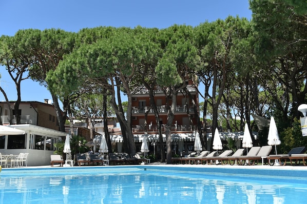 Bar en bord de piscine