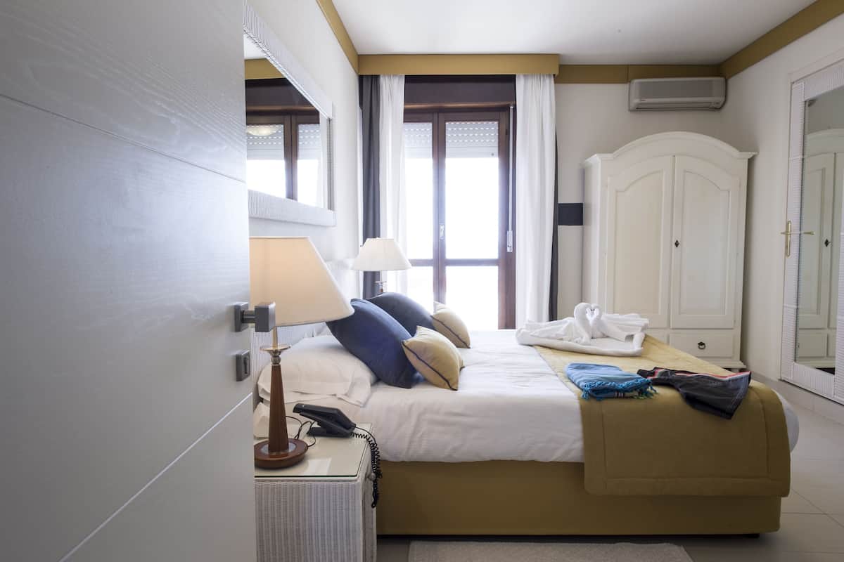 superior triple room | 1 bedroom, minibar, in-room safe, desk