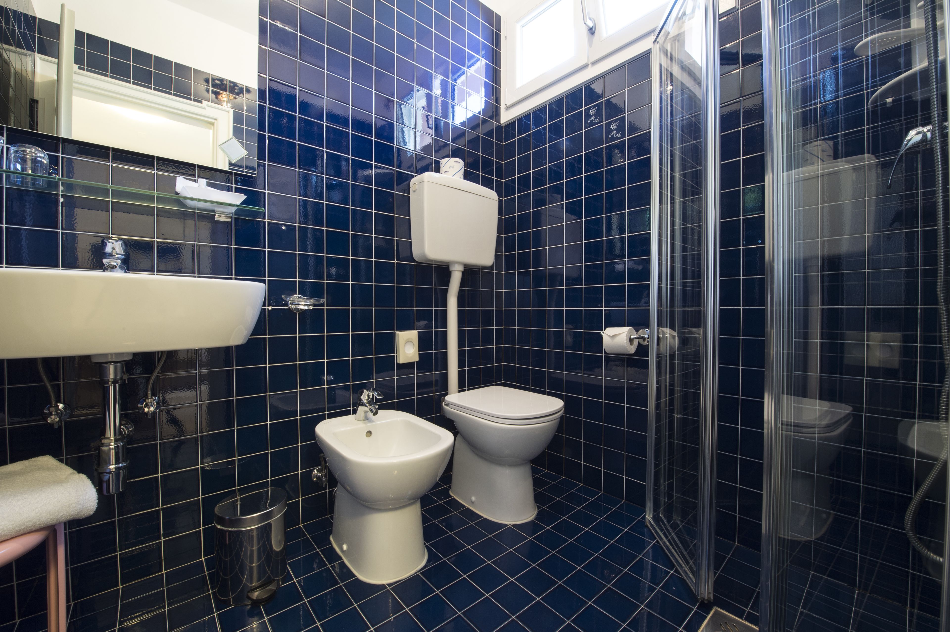 standard single room | bathroom | shower, free toiletries, hair dryer, towels