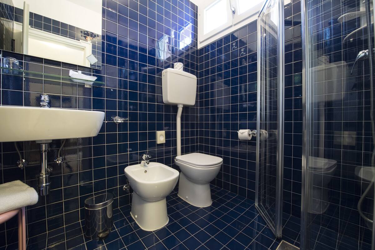 standard single room | bathroom | shower, free toiletries, hair dryer, towels