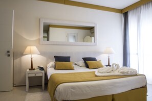 Phòng đôi Superior, ban công, quang cảnh biển | Minibar, két bảo mật tại phòng, bàn 