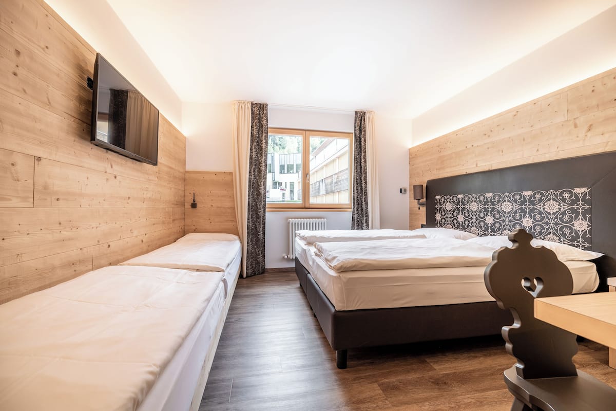 Alpine | Minibar, in-room safe, desk, free WiFi