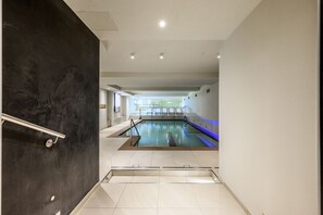 Indoor pool, open 8:00 AM to 7:30 PM, pool loungers - Hotel Sporting Ravelli (Mezzana)