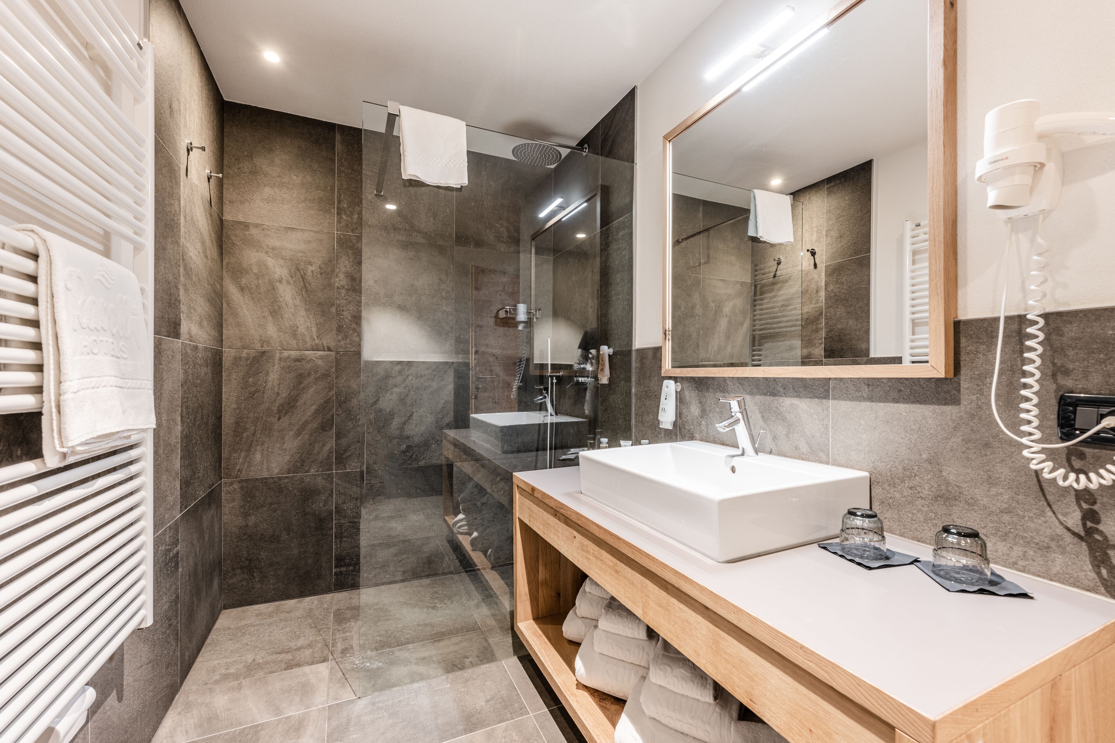 Suite Premium | Baño | Ducha, artículos de higiene personal gratuitos, secador de pelo y bidé