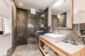 Premium Suite | Bathroom | Shower, free toiletries, hair dryer, bidet
