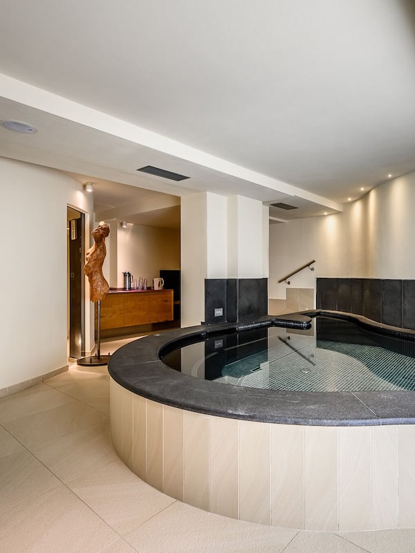 Sauna, hot tub, steam room, Turkish bath/hammam, body treatments