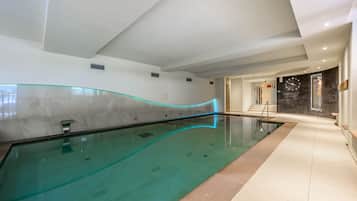 Piscine couverte, accÚs possible de 08 h 00 à 19 h 30, chaises longues