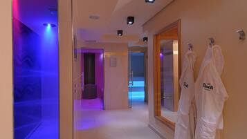 Un sauna, una bañera de hidromasaje, baño turco, baño turco/hammam