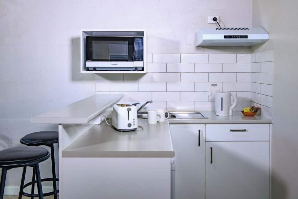 Geladeira, micro-ondas, cooktop, chaleira elétrica