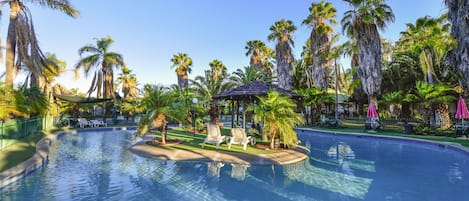 غرفة عائلية | حمام سباحة خارجي | حمّام سباحة خارجي، مقاعد للتشمس