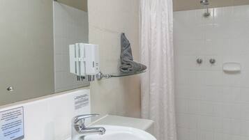 淋浴设施、免费洗浴用品、吹风机、毛巾