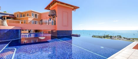 Kolam renang outdoor, dengan kursi berjemur