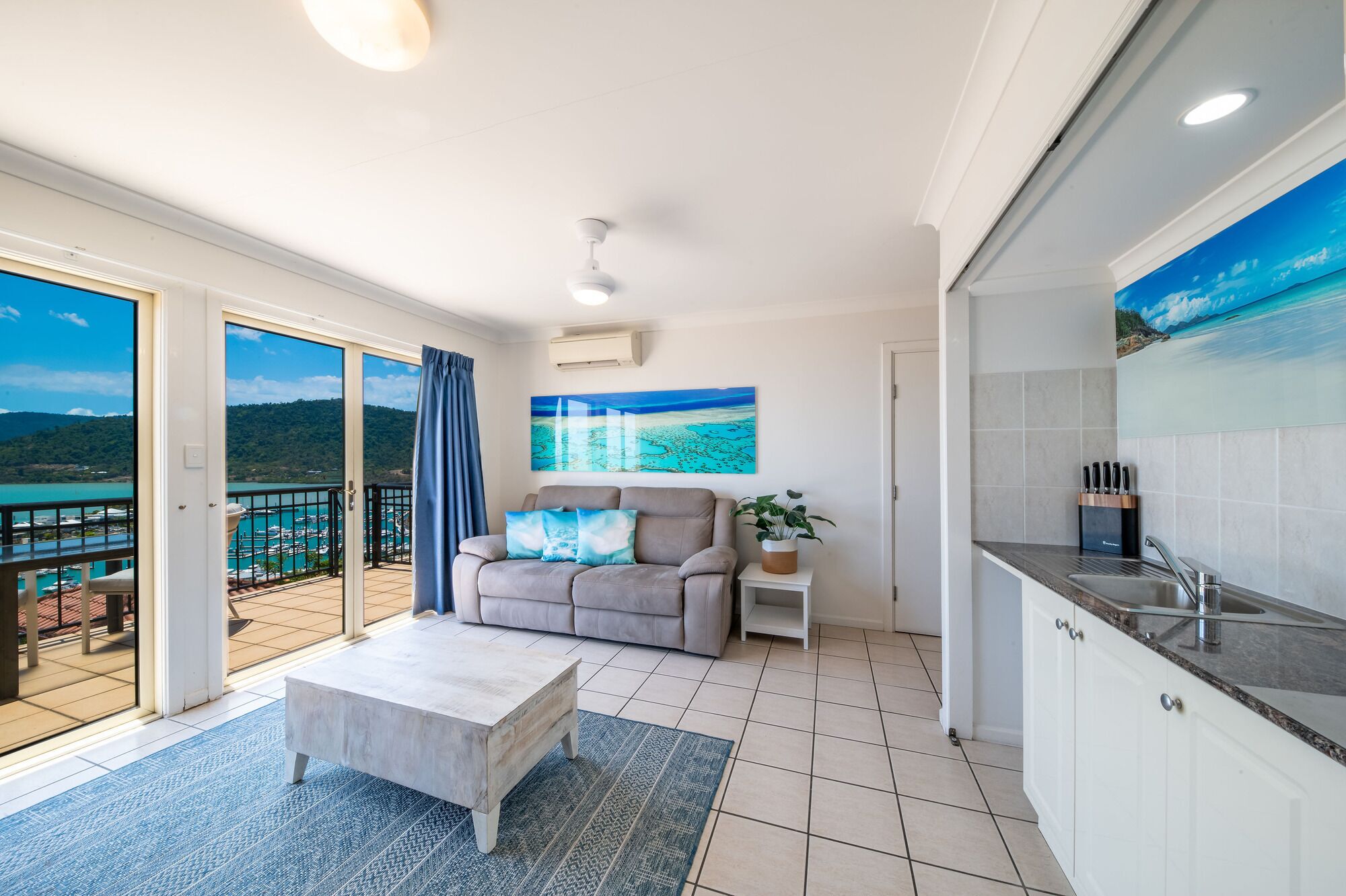 基本開放式套房 | 客廳 | 40 吋智能電視連衛星電視頻道