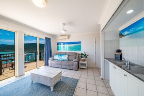 基础开间套房 | 起居区 | 40-英寸智能电视(配备卫星频道)