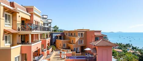 Ein Resort mit mehreren Gebäuden, Außenpools und Meerblick.