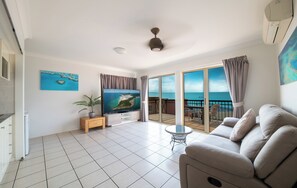 Suite studio de base | 1 chambre, décor unique, ameublement unique, fer et planche à repasser