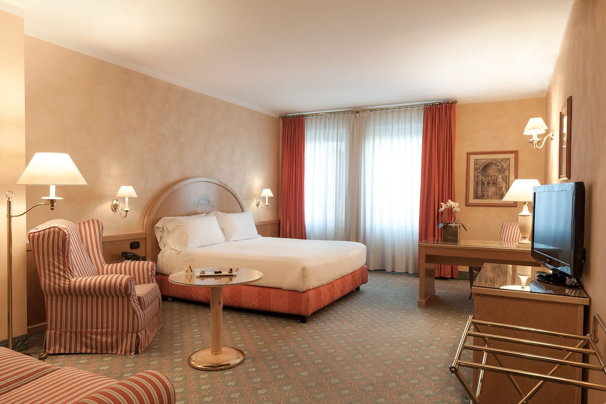 Junior Room | 1 bedroom, premium bedding, down comforters, memory foam beds