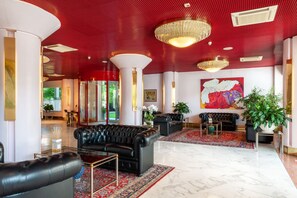 Lobby sitting area - Agorà Palace Hotel (Biella)