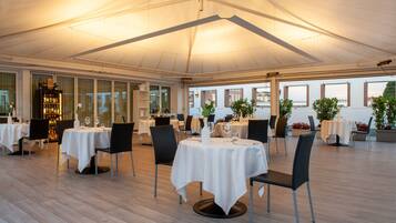 2 restaurants, lunch, dinner, brunch served; Italian cuisine