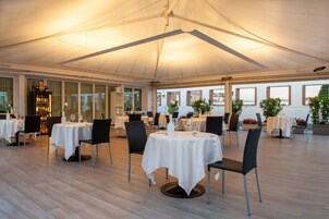 2 restaurantes; se sirven almuerzos, cenas y brunches