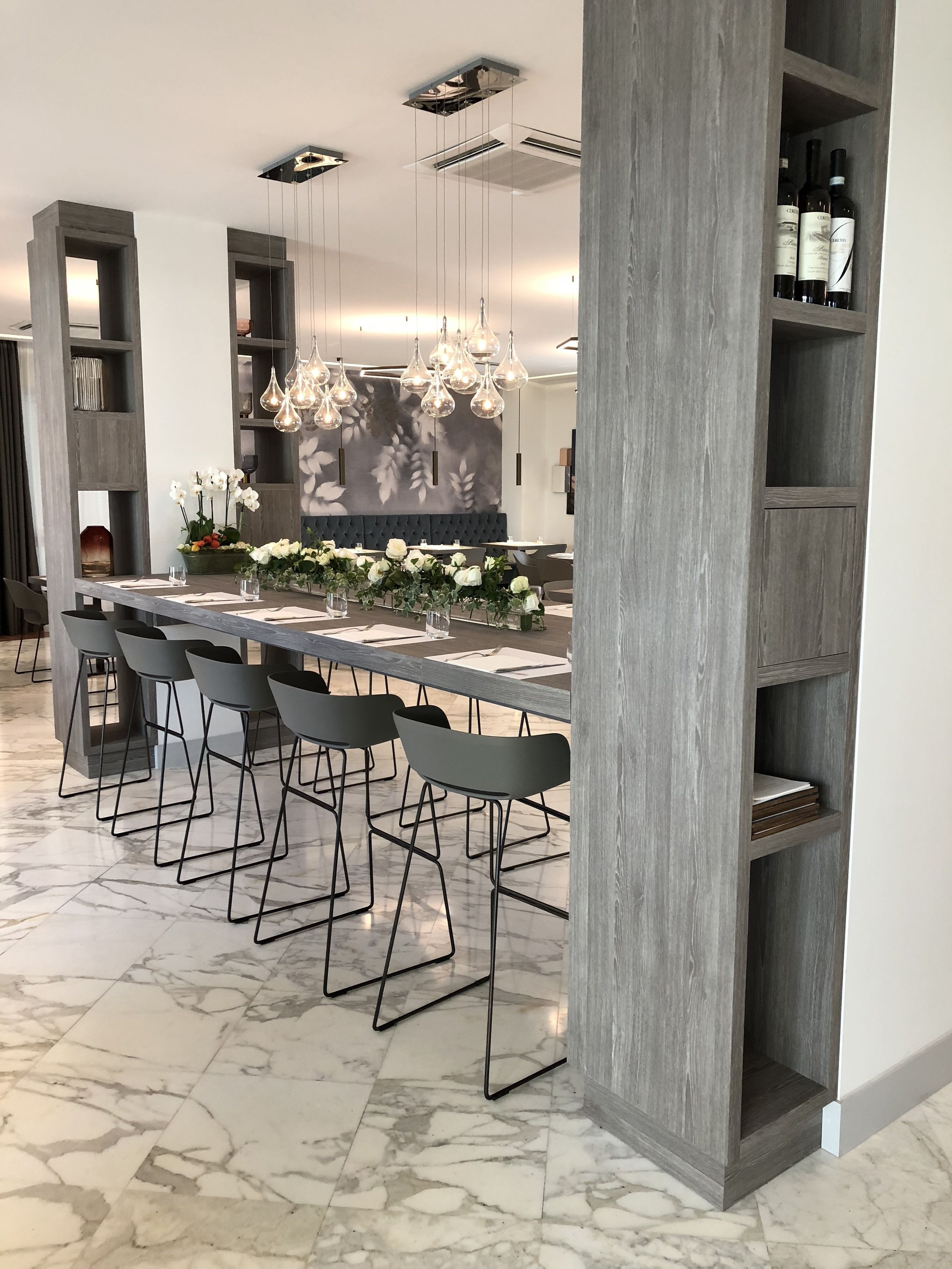 2 か所のレストラン、ランチ、ディナー、ブランチに営業 (イタリア料理)