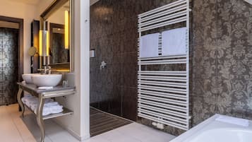 Un baño moderno con tocador doble, un espejo grande, ducha a pie y bañera.