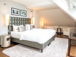 Hypo-allergenic bedding, in-room safe, iron/ironing board, free WiFi