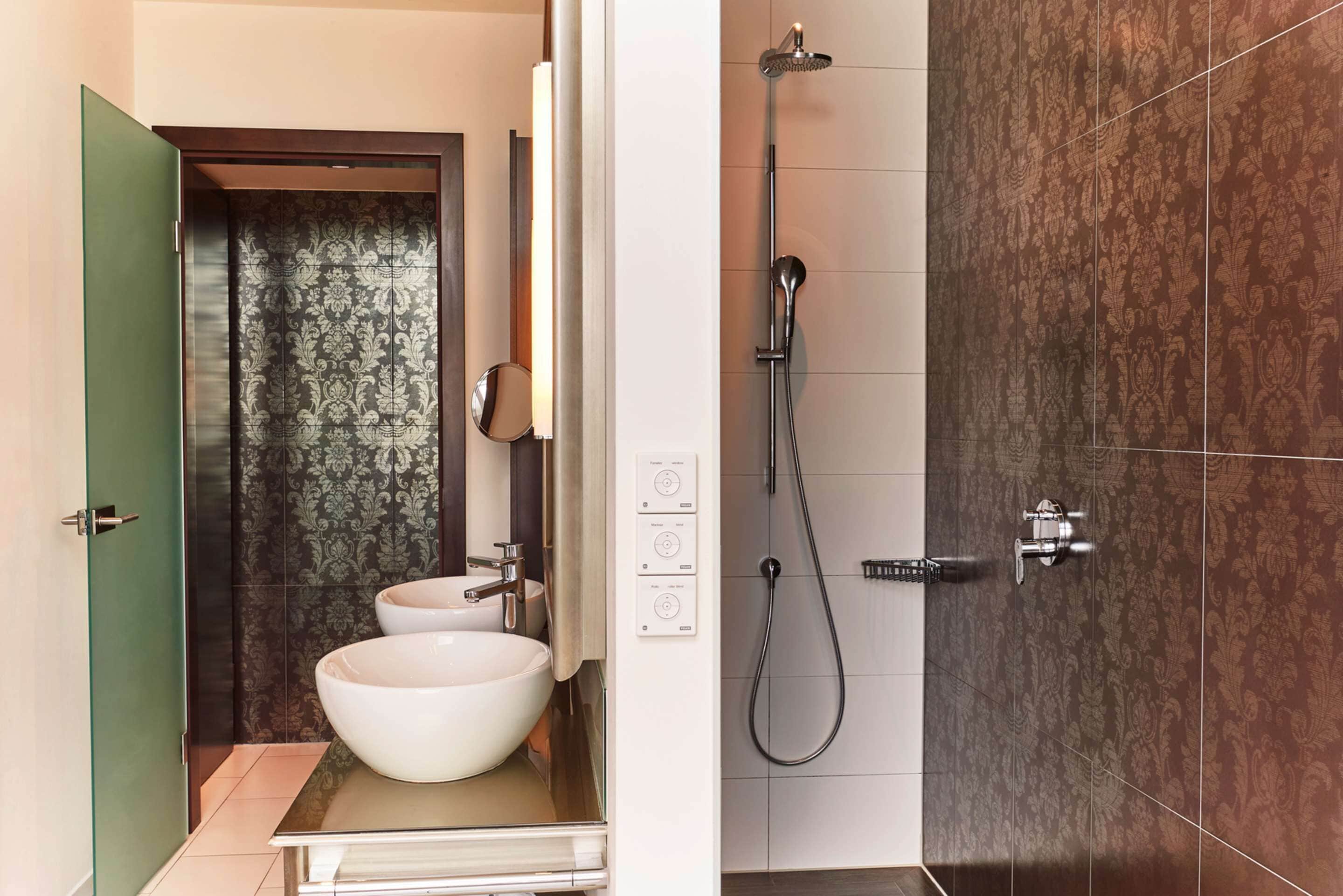 hypo-allergenic bedding, in-room safe, iron/ironing board, free wifi