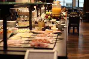 Café da manhã com buffet todos os dias (EUR 37 por pessoa) 